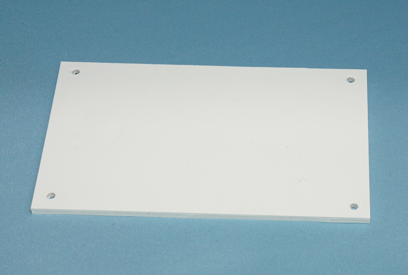 Табличка с четырьмя отверстиями по углам для привинчивания на дверь офиса