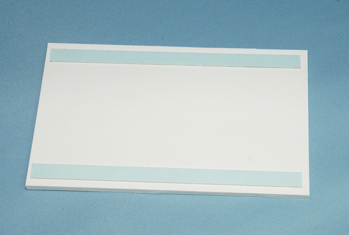 Табличка с полосками двухстороннего, вспененного скотча, для приклеивания на стену