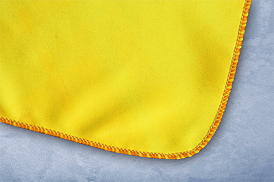 Вид обметки края салфетки для протирки мебели и стекол оверлоком