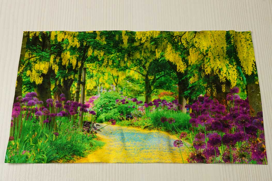 Полотно фотофона: все края которого обрезаны горячим резом.