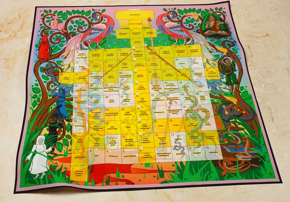 Настольное, игровое поле из Сатена, с ярким рисунком по бокам и клетками с надписями.