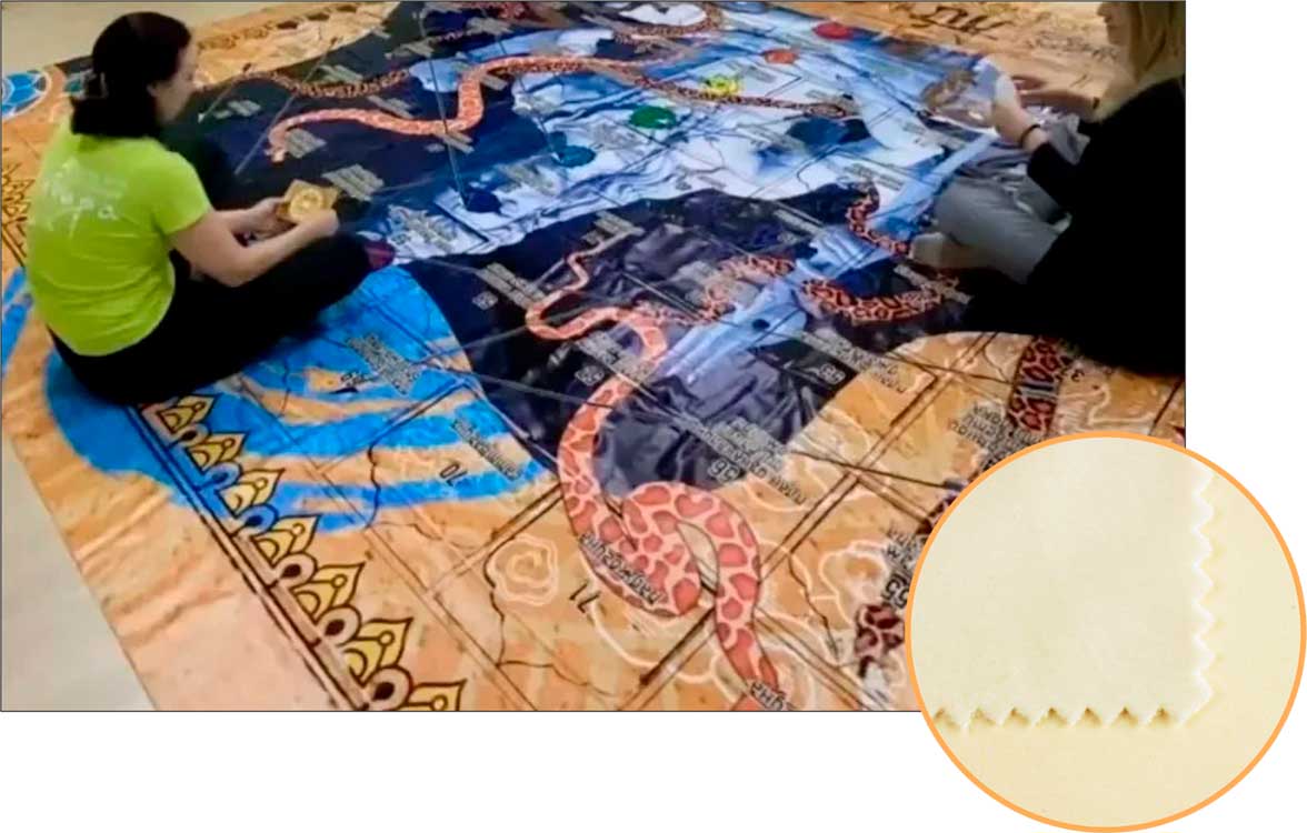 Игроки, сидят на полу, на игровом поле, напечатанном на бархате.