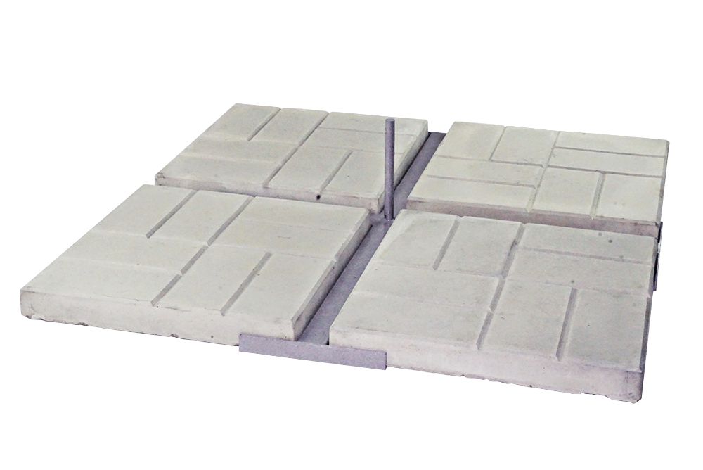 Универсальная опора для рекламных флагов 4 Плитки, загруженная четырьмя бетонными плитками.