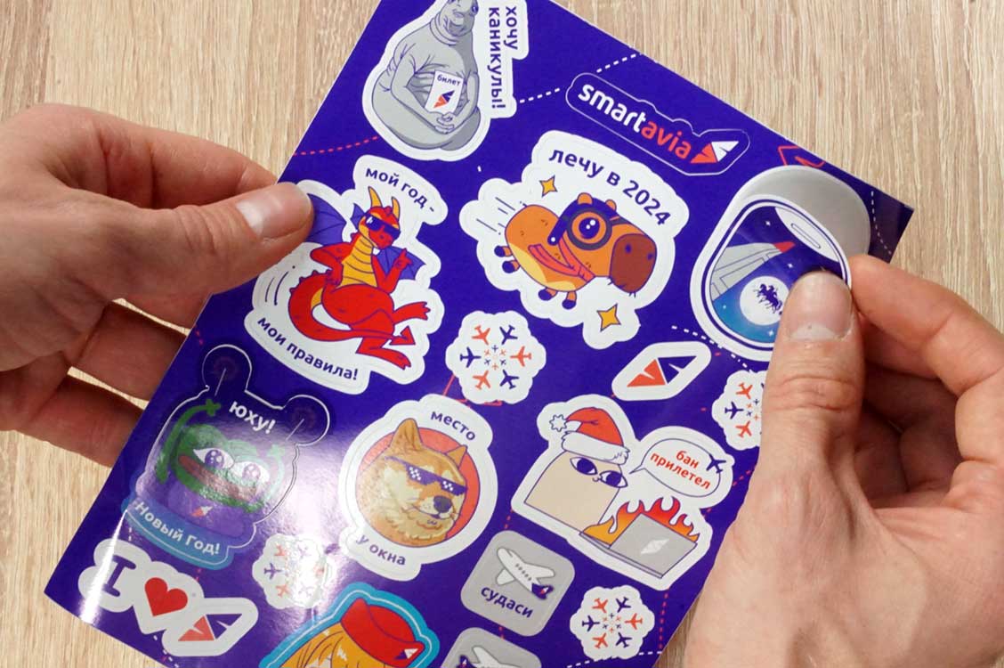 Вид напечатанного винилового стикерпака, от которого отделяется один из стикеров.