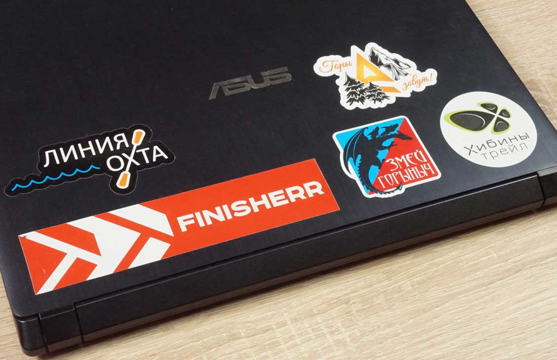 Вид стикеров наклеенных на смартфон и ноутбук.